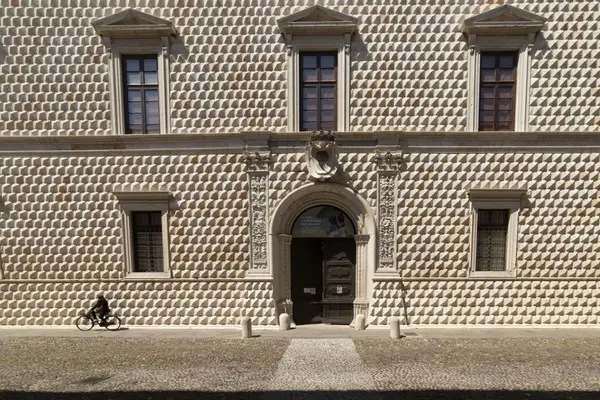 Lavoro di tinteggiatura, decorazione e restauro di Affari a Colori a Parma